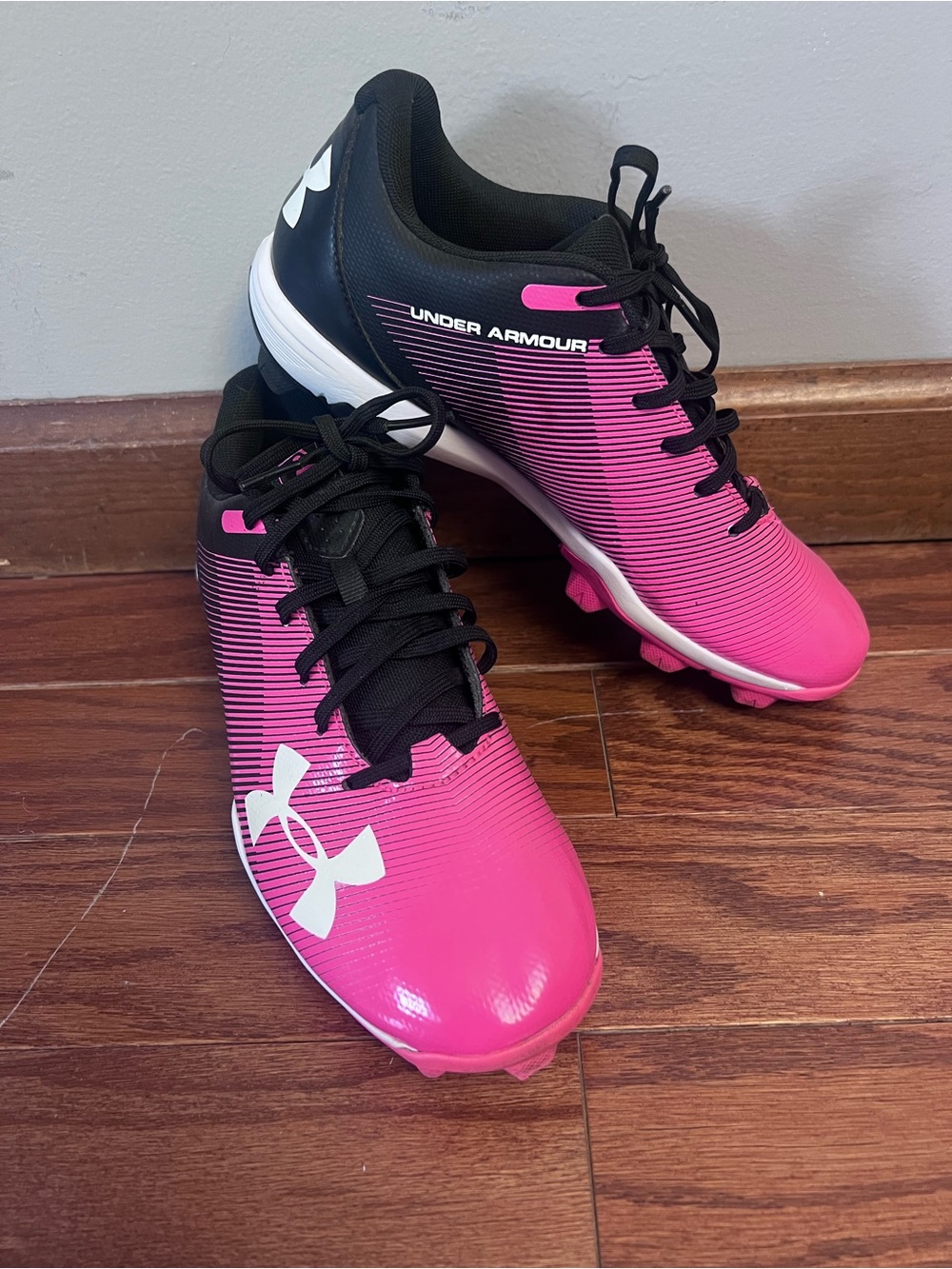 EUC! Under Armour Brand Leadoff Low RM 1297316-002 Pink & Black Cleats SZ 6Y